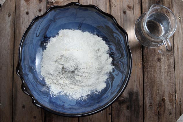 Schale mit Weizenmehl und Wasser